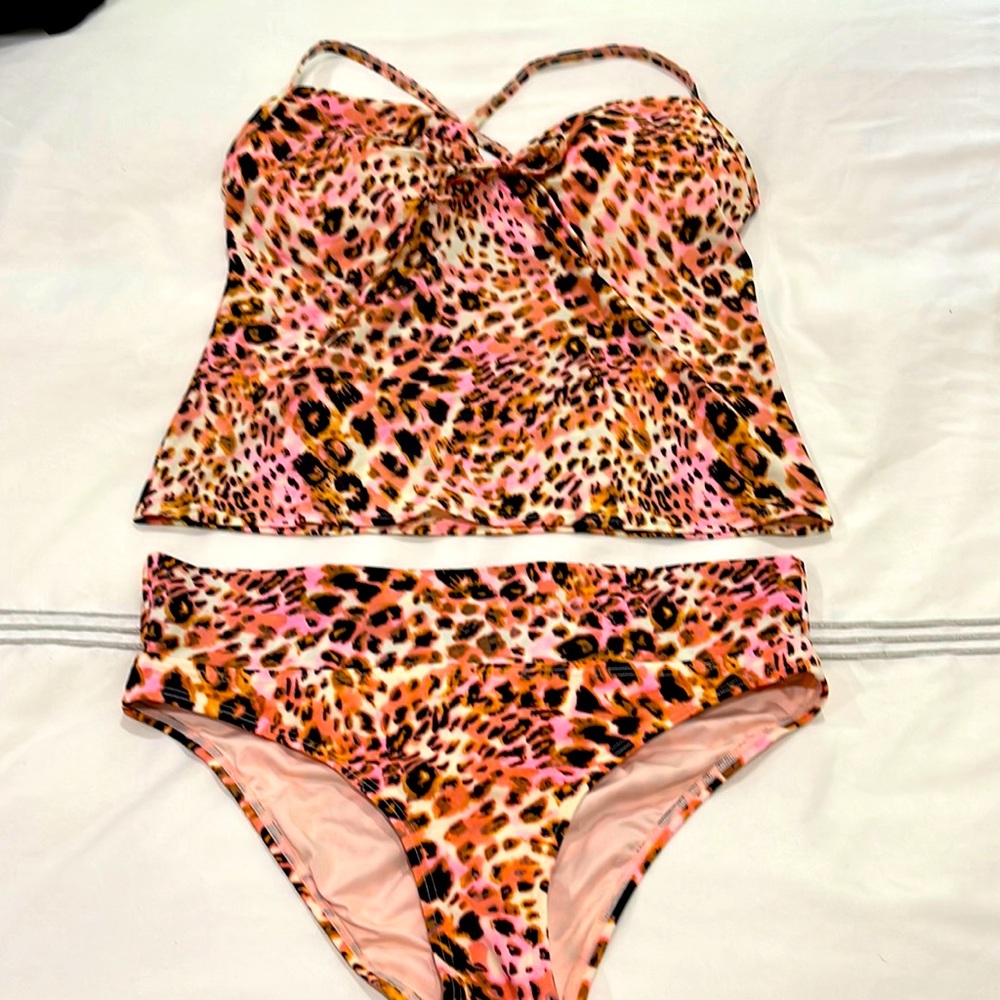 Victoria’s Secret Tankini 38DD top and Medium bottoms